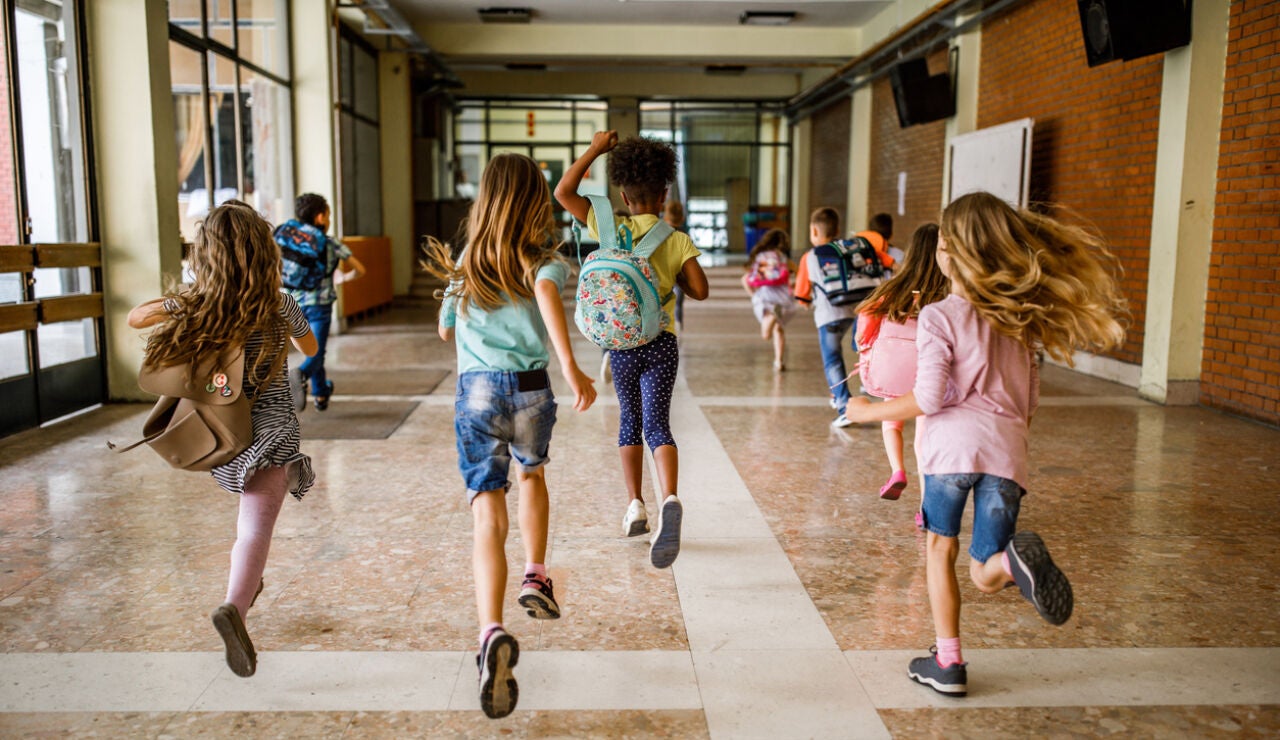 Ni&ntilde;os corriendo en un colegio