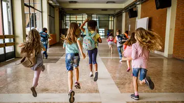 Niños corriendo en un colegio Niños corriendo en un colegio
