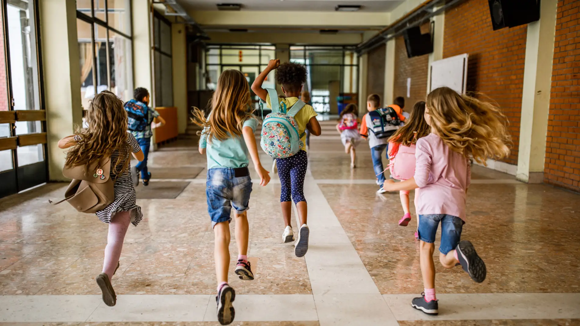 Niños corriendo en un colegio Niños corriendo en un colegio