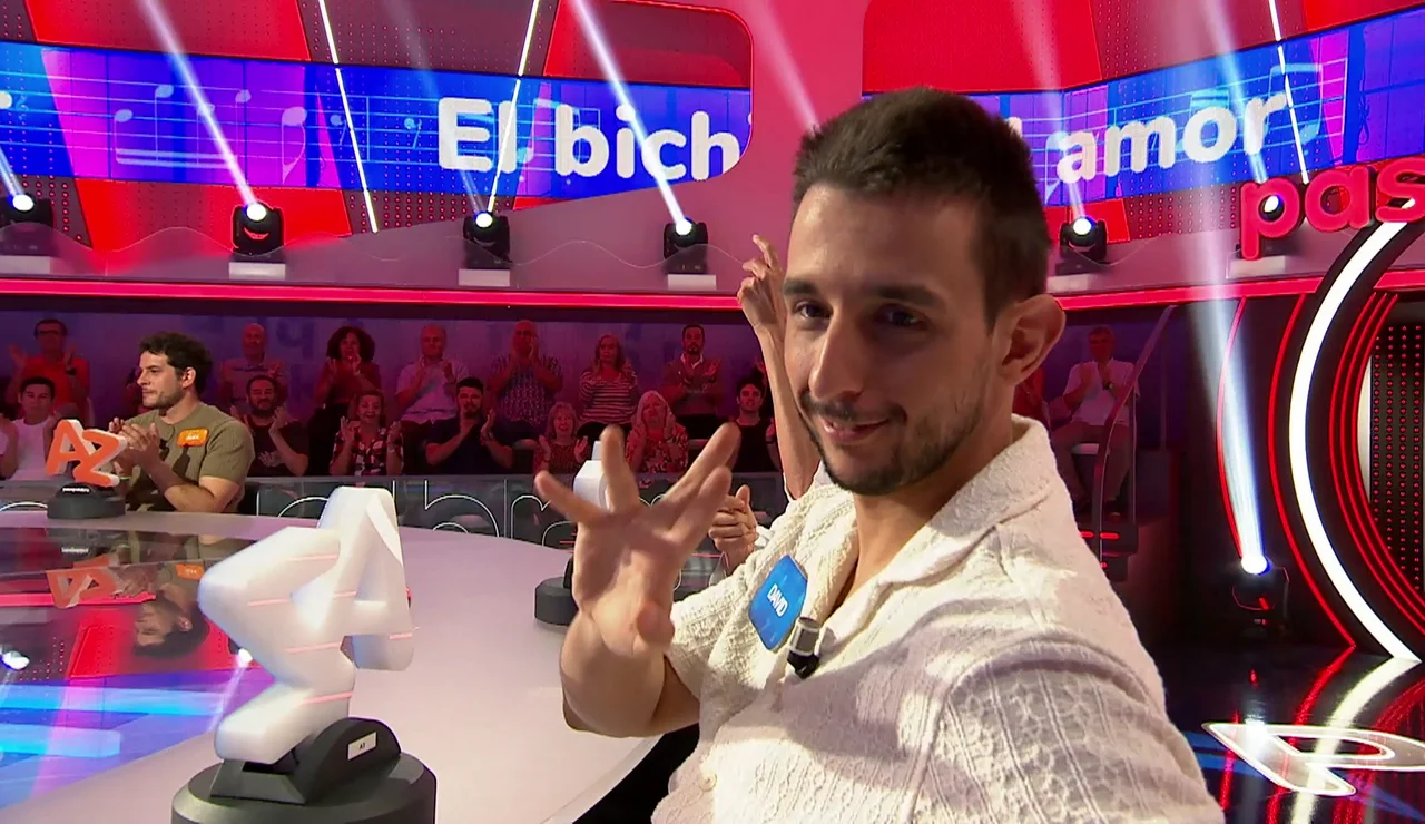 A David le pica ‘El bichito del amor’ en La Pista… ¡al escuchar a El Fary!