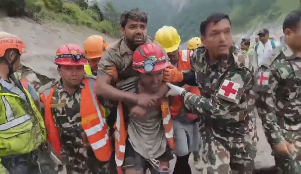 Rescate riada Nepal