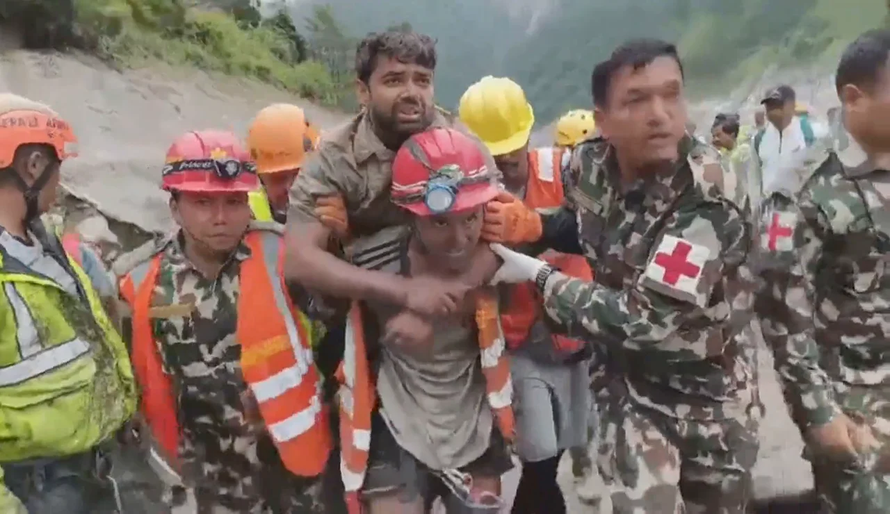 Rescate riada Nepal