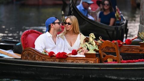 Sydney Sweeney y su novio Scooter Braun en una góndola en Venecia