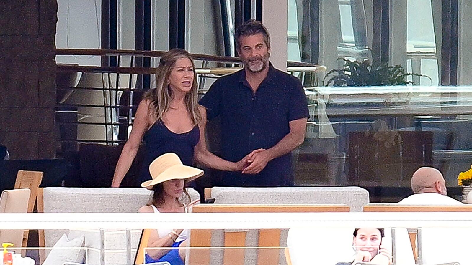 Algunos amigos de Jennifer Aniston no se fían de su novio, el hipnoterapeuta: temen que sea un 