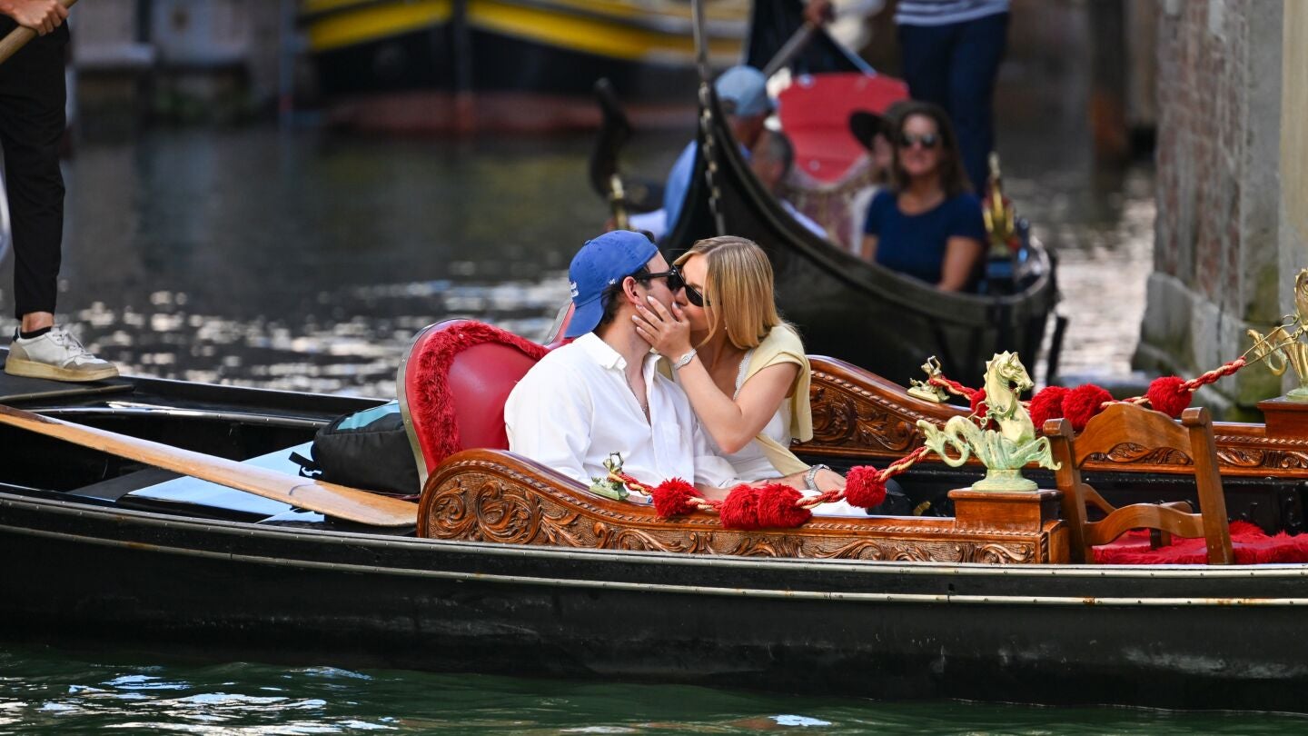 Sydney Sweeny y su novio Scooter Braun, bes&aacute;ndose en una g&oacute;ndola en Venecia