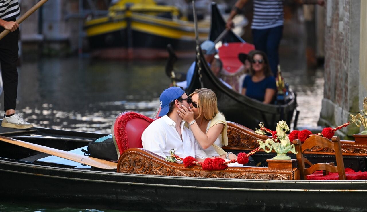 Sydney Sweeney y su novio Scooter Braun, bes&aacute;ndose en una g&oacute;ndola en Venecia