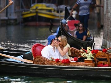 Sydney Sweeny y su novio Scooter Braun, bes&aacute;ndose en una g&oacute;ndola en Venecia