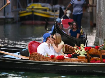 Sydney Sweeney y su novio Scooter Braun, besándose en una góndola en Venecia Sydney Sweeney y su novio Scooter Braun, besándose en una góndola en Venecia