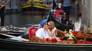 Sydney Sweeney y su novio Scooter Braun, bes&aacute;ndose en una g&oacute;ndola en Venecia