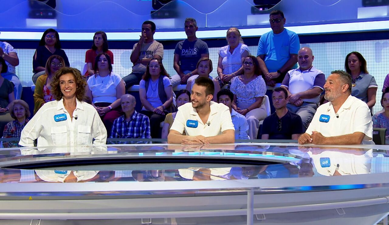 &iquest;Boda en Pasapalabra? El equipo azul se viste de blanco junto con Roberto Leal