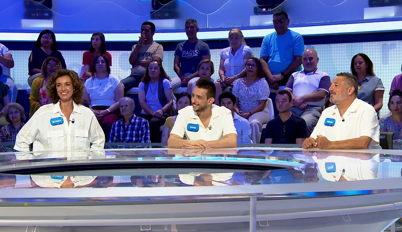 ¿Boda en Pasapalabra? El equipo azul se viste de blanco junto con Roberto Leal