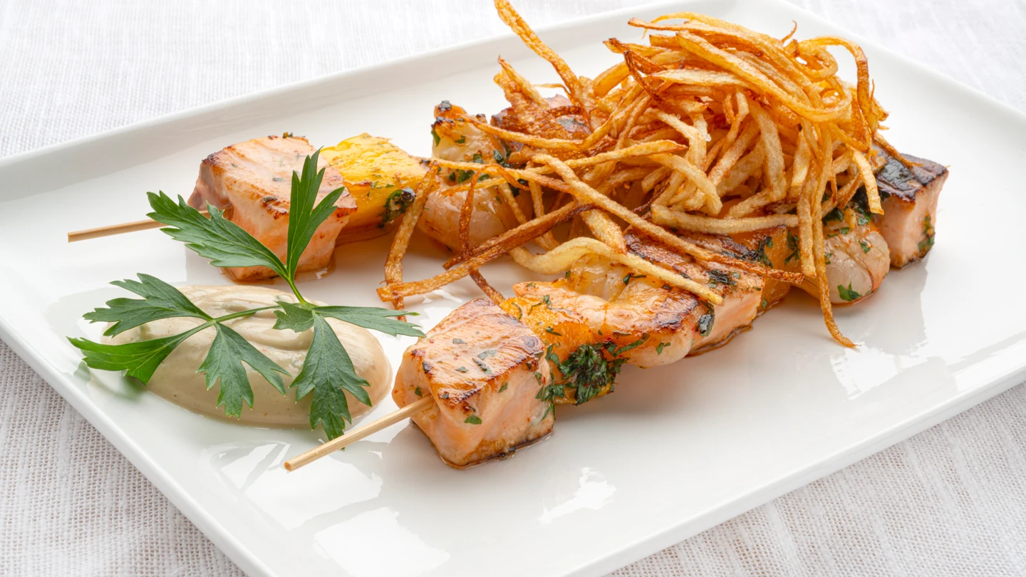 Joseba Arguiñano y Luis Merlo cocinan brochetas de salmón, langostino y mango: una receta para triunfar Joseba Arguiñano y Luis Merlo cocinan brochetas de salmón, langostino y mango: una receta para triunfar