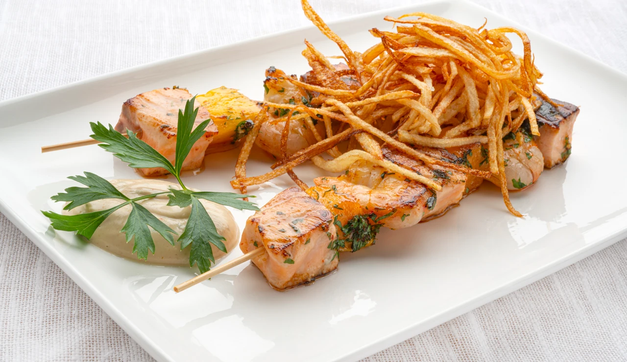 Joseba Arguiñano y Luis Merlo cocinan brochetas de salmón, langostino y mango: una receta para triunfar