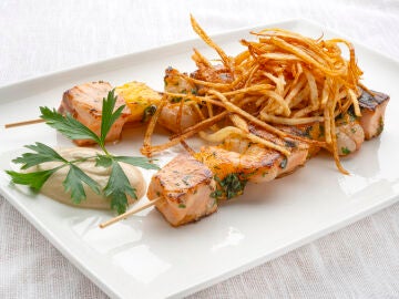 Joseba Argui&ntilde;ano y Luis Merlo cocinan brochetas de salm&oacute;n, langostino y mango: una receta para triunfar