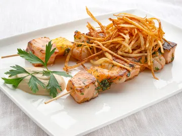 Joseba Arguiñano y Luis Merlo cocinan brochetas de salmón, langostino y mango: una receta para triunfar Joseba Arguiñano y Luis Merlo cocinan brochetas de salmón, langostino y mango: una receta para triunfar