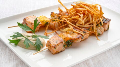 Joseba Argui&ntilde;ano y Luis Merlo cocinan brochetas de salm&oacute;n, langostino y mango: una receta para triunfar