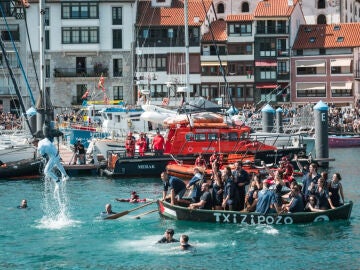 Muere un joven tras caer de una valla en el Día de los Gansos en Vizcaya y suspenden el resto de actos festivos Muere un joven tras caer de una valla en el Día de los Gansos en Vizcaya y suspenden el resto de actos festivos