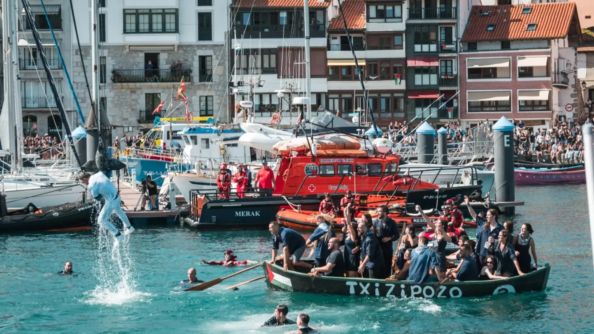 Muere un joven tras caer de una valla en el Día de los Gansos en Vizcaya y suspenden el resto de actos festivos Muere un joven tras caer de una valla en el Día de los Gansos en Vizcaya y suspenden el resto de actos festivos