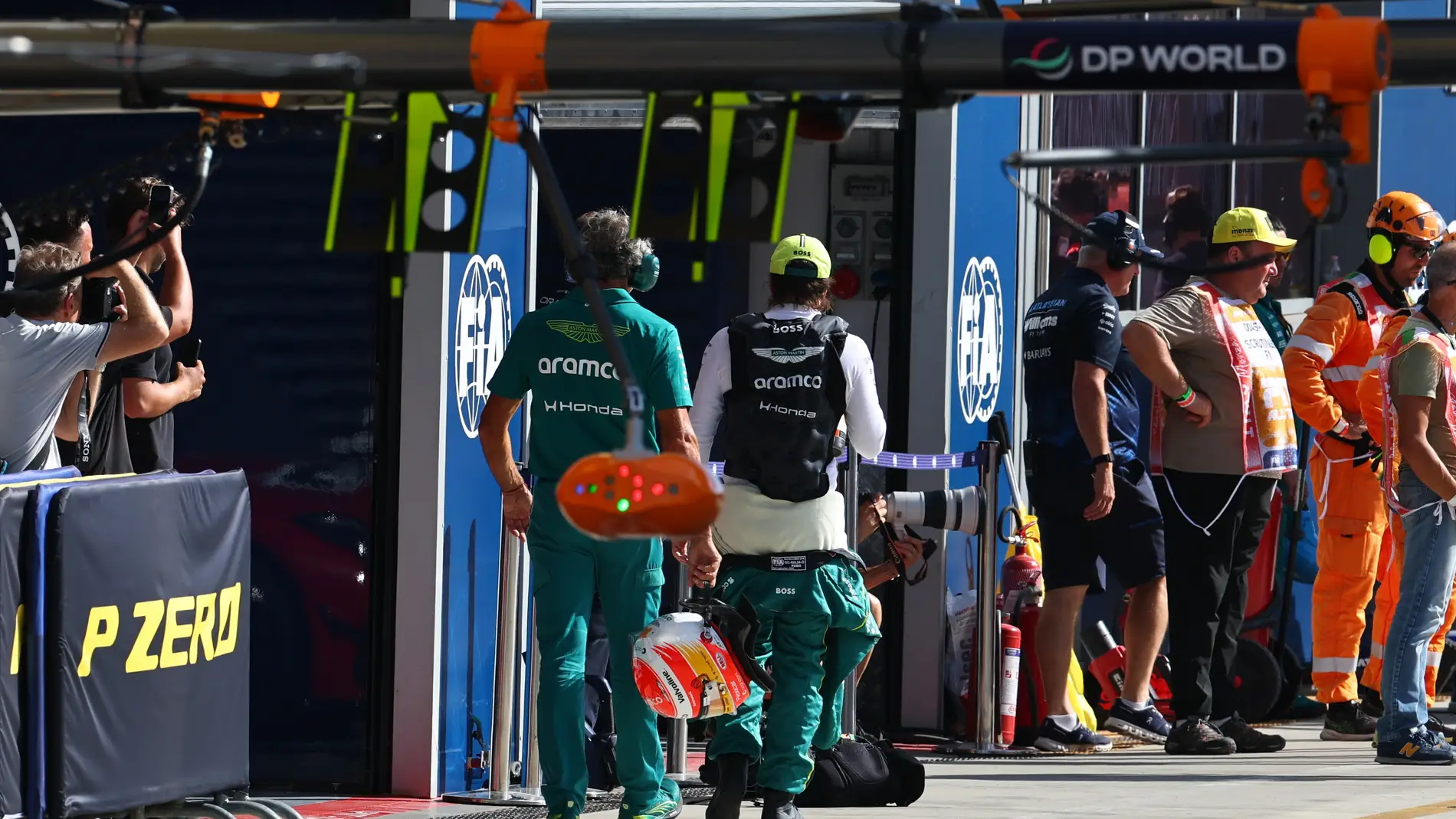 Fernando Alonso, tras quedar eliminado en Monza Fernando Alonso, tras quedar eliminado en Monza