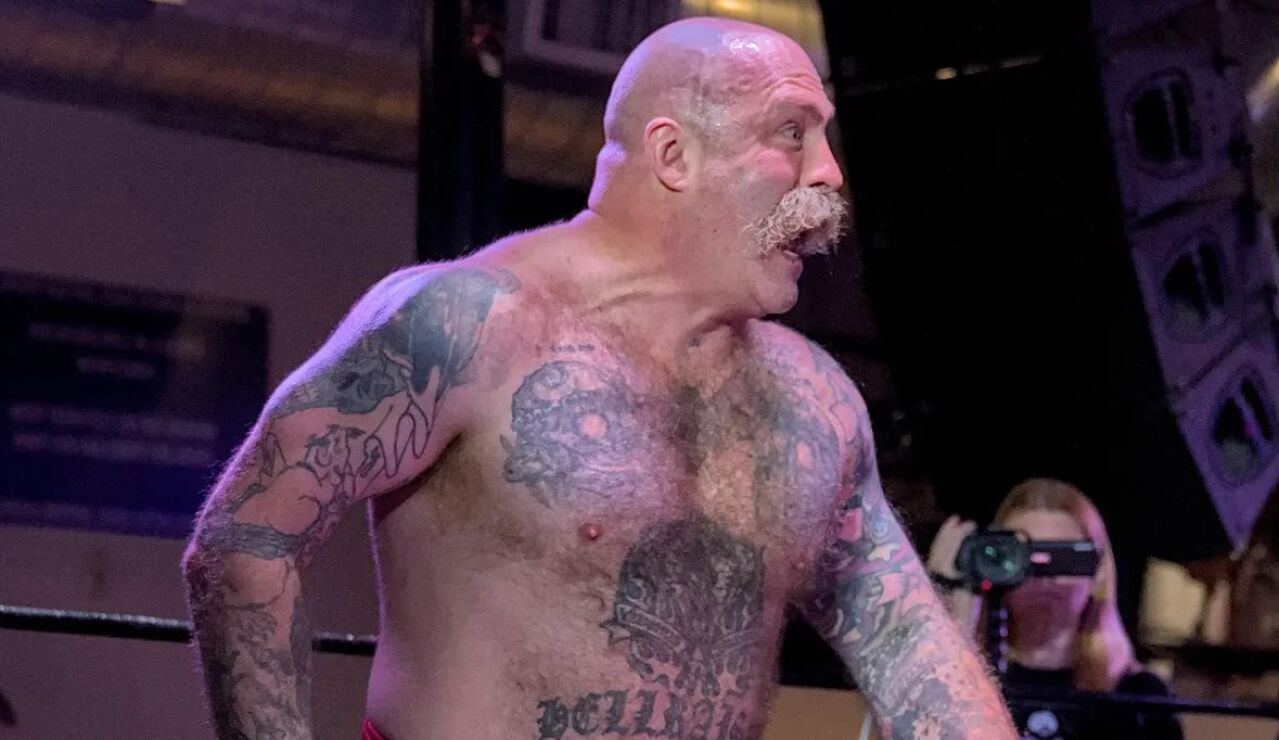 Muere un luchador profesional al desplomarse en pleno ring durante un combate