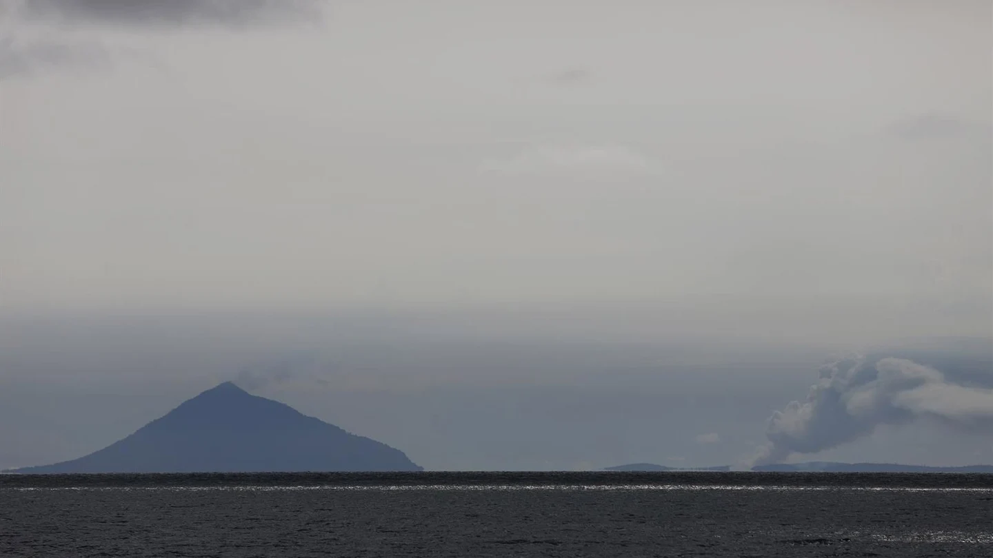 Indonesia restringe vuelos y actividades por la ceniza del Anak Krakatau, aunque descarta riesgo de tsunami Indonesia restringe vuelos y actividades por la ceniza del Anak Krakatau, aunque descarta riesgo de tsunami