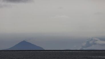 Indonesia restringe vuelos y actividades por la ceniza del Anak Krakatau, aunque descarta riesgo de tsunami