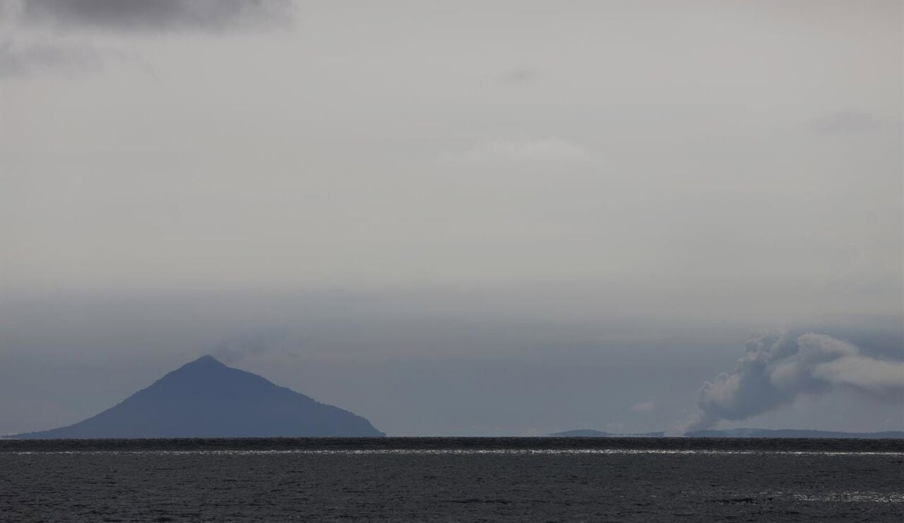Indonesia restringe vuelos y actividades por la ceniza del Anak Krakatau, aunque descarta riesgo de tsunami
