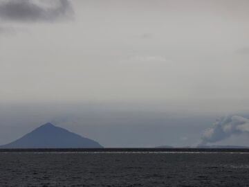 Indonesia restringe vuelos y actividades por la ceniza del Anak Krakatau, aunque descarta riesgo de tsunami