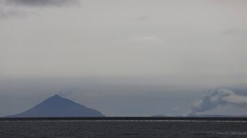 Indonesia restringe vuelos y actividades por la ceniza del Anak Krakatau, aunque descarta riesgo de tsunami