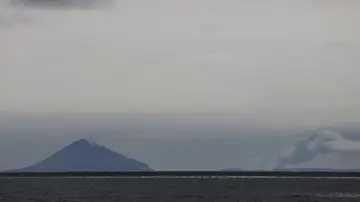 Indonesia restringe vuelos y actividades por la ceniza del Anak Krakatau, aunque descarta riesgo de tsunami Indonesia restringe vuelos y actividades por la ceniza del Anak Krakatau, aunque descarta riesgo de tsunami