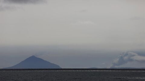 Indonesia restringe vuelos y actividades por la ceniza del Anak Krakatau, aunque descarta riesgo de tsunami