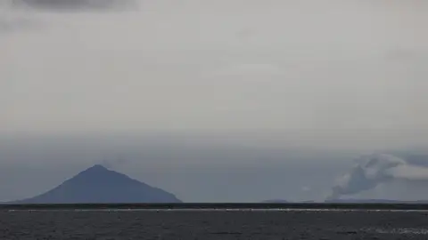 Indonesia restringe vuelos y actividades por la ceniza del Anak Krakatau, aunque descarta riesgo de tsunami Indonesia restringe vuelos y actividades por la ceniza del Anak Krakatau, aunque descarta riesgo de tsunami