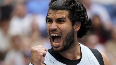 Alcaraz celebra la victoria durante los octavos del US Open