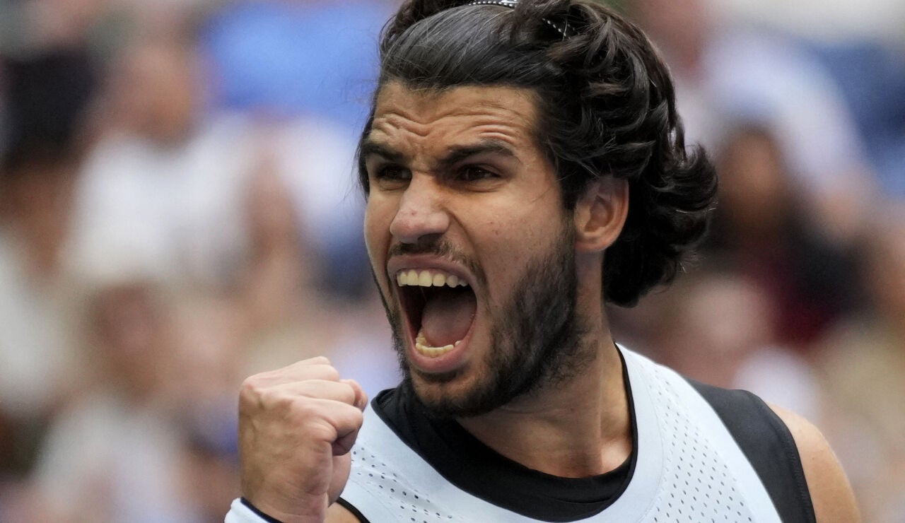 Alcaraz celebra la victoria durante los octavos del US Open