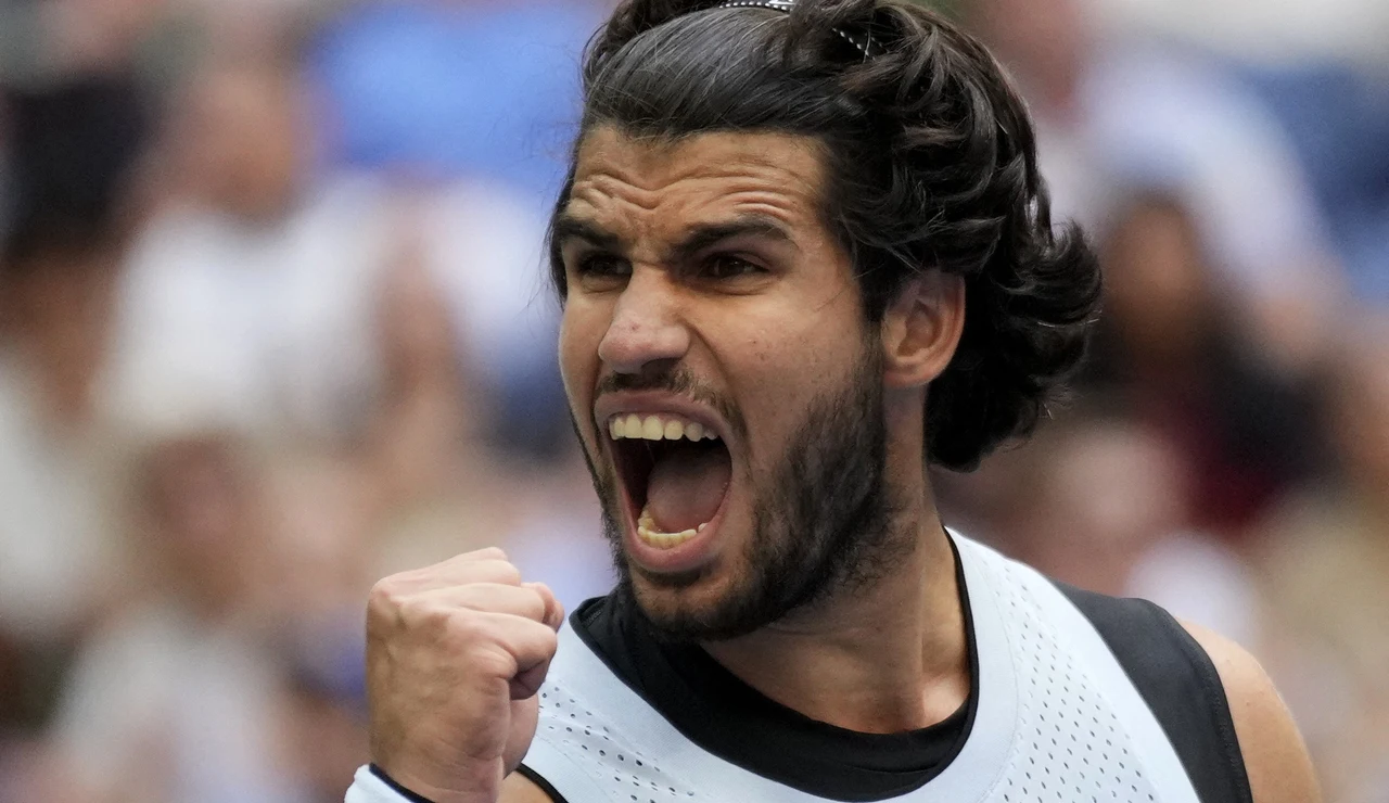 Alcaraz celebra la victoria durante los octavos del US Open
