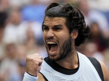 Alcaraz celebra la victoria durante los octavos del US Open