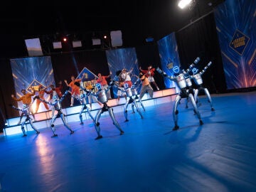 La espectacular coreograf&iacute;a entre robots y bailarines para dar comienzo a la temporada 21 de El Hormiguero
