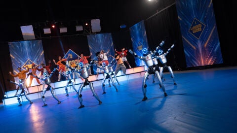 La espectacular coreograf&iacute;a entre robots y bailarines para dar comienzo a la temporada 21 de El Hormiguero