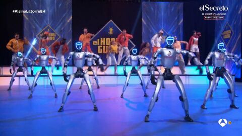 La espectacular coreograf&iacute;a entre doce robots y diez bailarines para dar comienzo a la temporada 21 de El Hormiguero