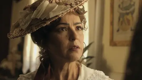 La santera de San Lázaro lee la mano de doña Inés: “Tienes una hija, pero tardarás en conocerla” La santera de San Lázaro lee la mano de doña Inés: “Tienes una hija, pero tardarás en conocerla”