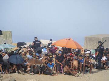 Decenas de migrantes en la playa de El Trampol&iacute;n