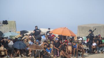 Decenas de migrantes en la playa de El Trampol&iacute;n