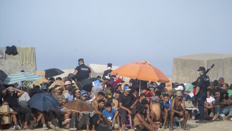 Decenas de migrantes en la playa de El Trampol&iacute;n