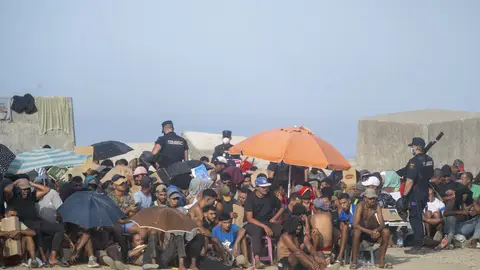 Decenas de migrantes en la playa de El Trampolín Decenas de migrantes en la playa de El Trampolín