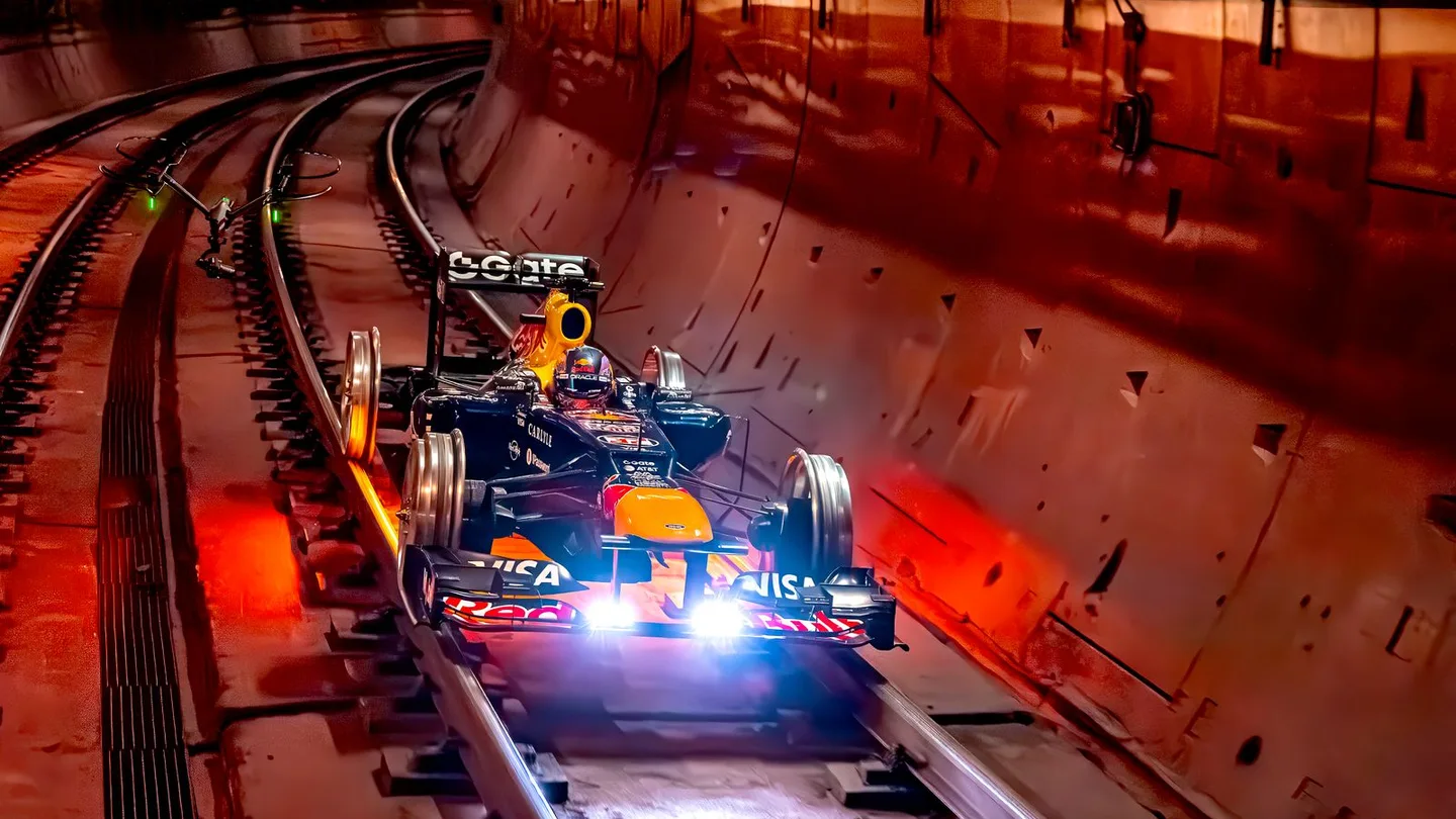 El RB8 por los raíles del Metro de Madrid El RB8 por los raíles del Metro de Madrid