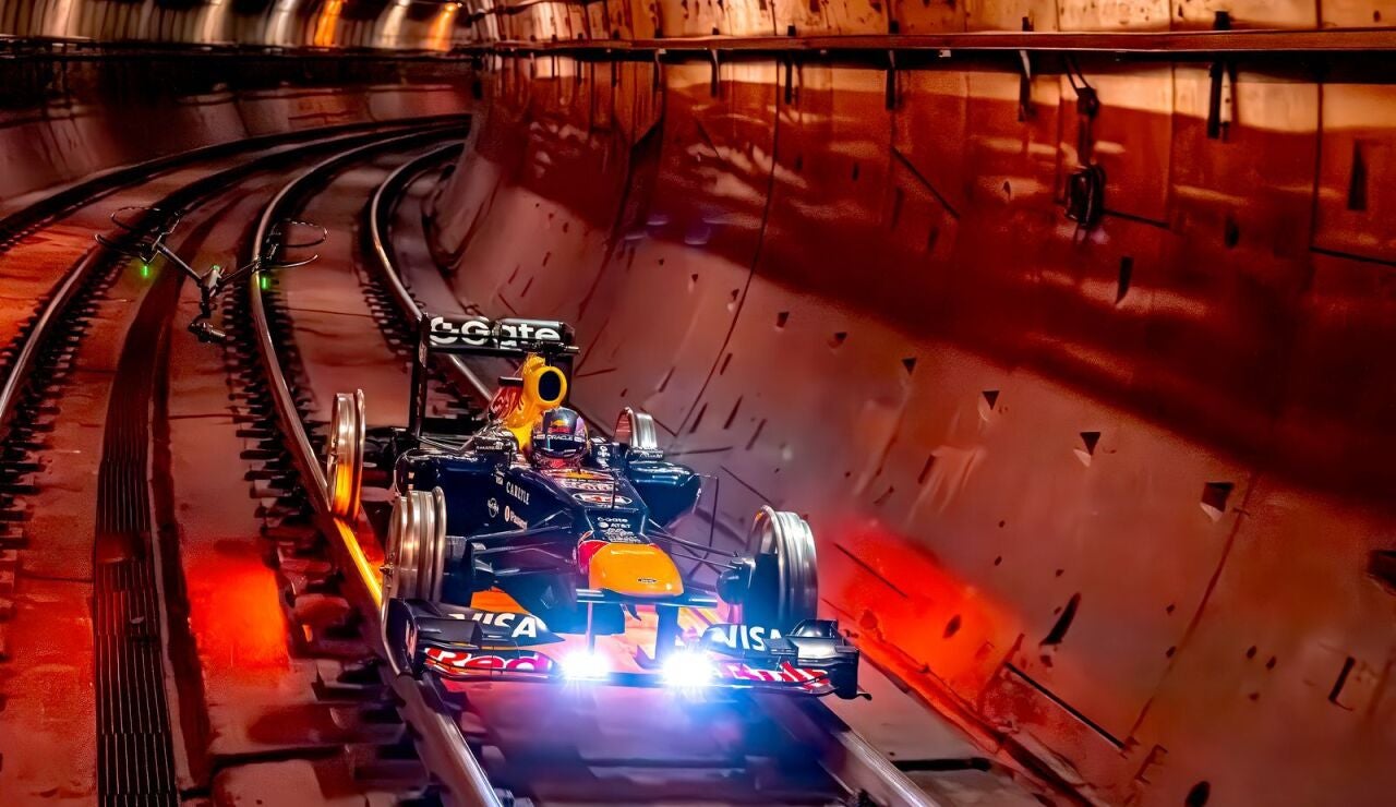 El RB8 por los ra&iacute;les del Metro de Madrid