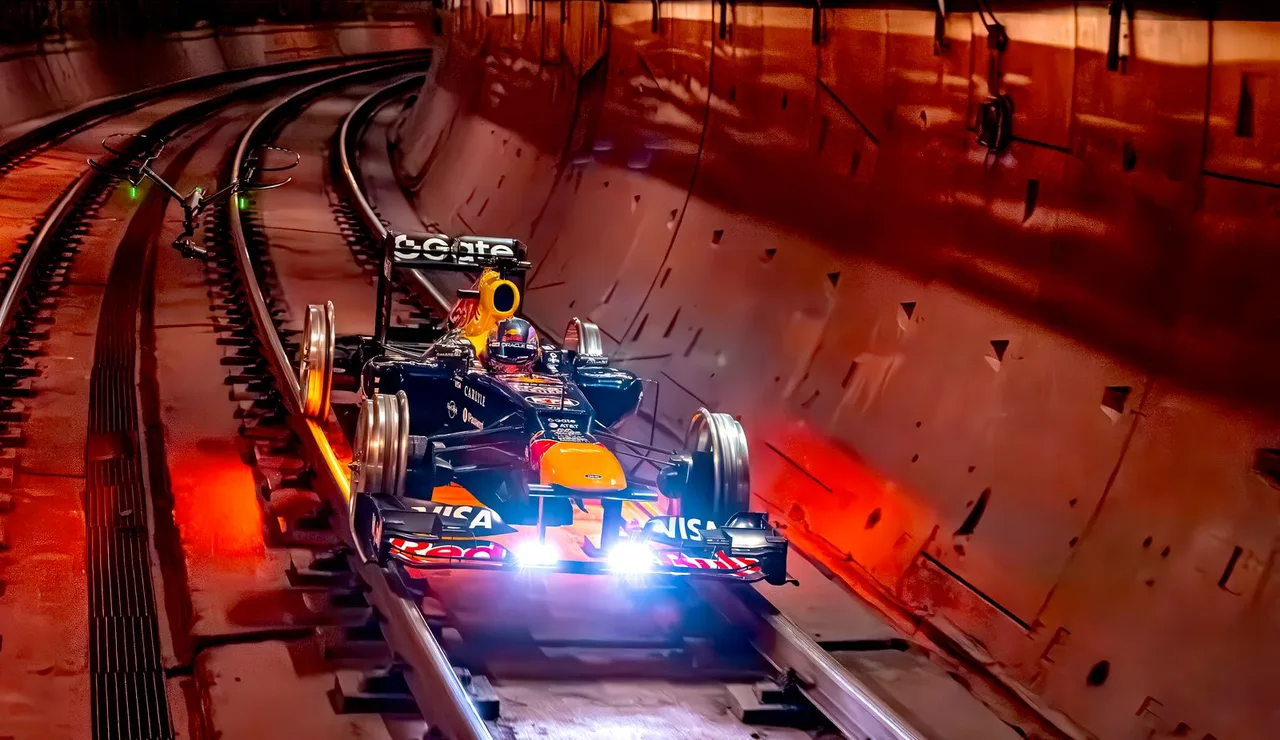 El RB8 por los raíles del Metro de Madrid