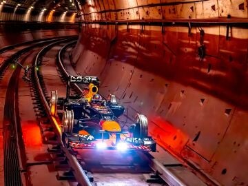 El RB8 por los ra&iacute;les del Metro de Madrid