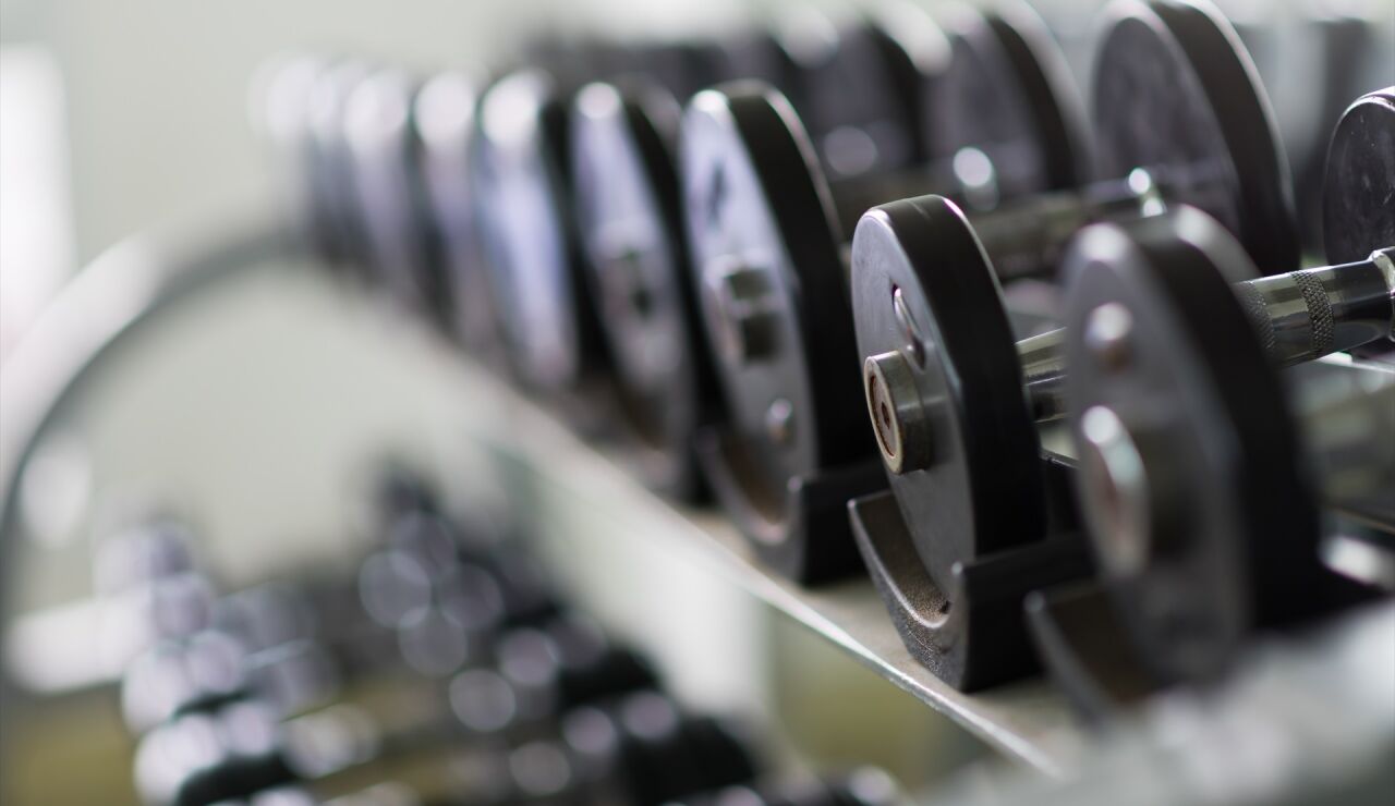 Mancuernas en un gimnasio
