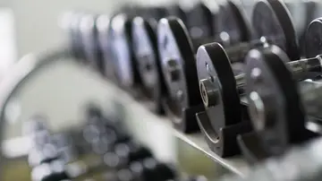 Mancuernas en un gimnasio Mancuernas en un gimnasio